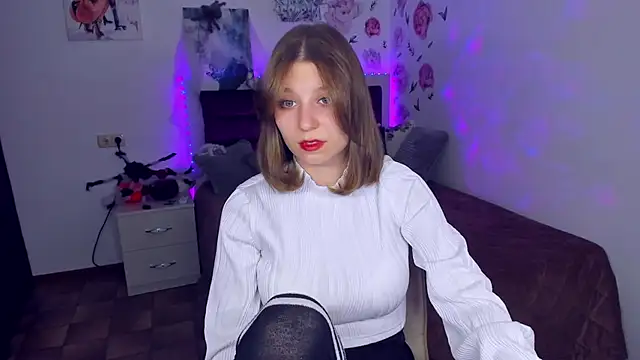 Snapshot of RinaMoore chatting on 11/05/25, 02:50 RinaMoore online show from 11/05/25, 02:50