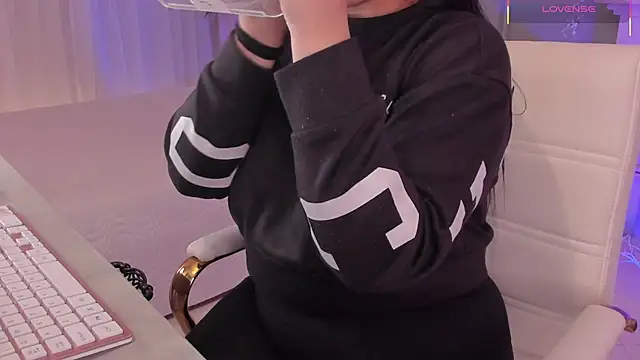 scarlet miller1 online show from 11/07/25, 12:16