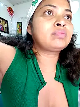 Snapshot of chalohott chatting on 12/31/24, 10:34 chalohott online show from 12/31/24, 10:34