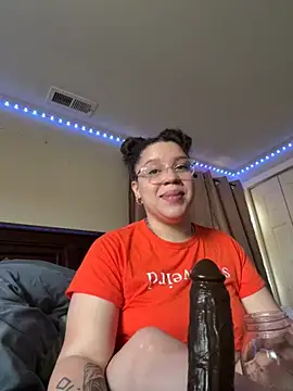 QueenNuttCollector online show from 10/28/25, 02:09