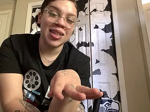 QueenNuttCollector online show from 05/03/26, 06:47