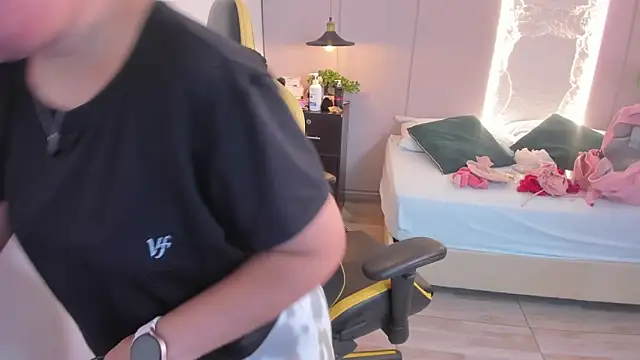 izaro22 online show from 12/21/24, 08:10