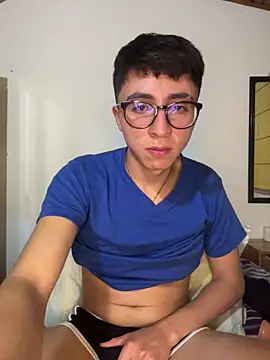 Snapshot of CamiRojas_boy chatting on 06/13/26, 04:10 CamiRojas boy online show from 06/13/26, 04:10