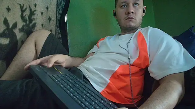 Snapshot of sweet_cock28 chatting on 07/16/26, 03:18 sweet cock28 online show from 07/16/26, 03:18