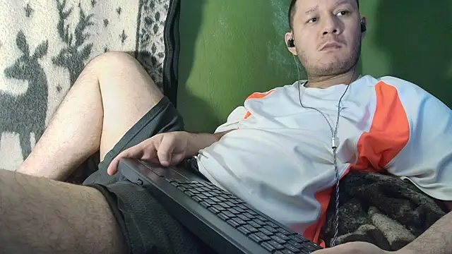Snapshot of sweet_cock28 chatting on 07/18/26, 03:33 sweet cock28 online show from 07/18/26, 03:33
