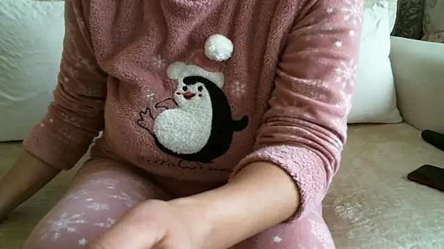 Snapshot of mysteriouscouple001 chatting on 12/17/24, 12:11 mysteriouscouple001 online show from 12/17/24, 12:11