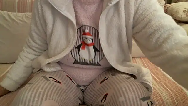 Snapshot of mysteriouscouple001 chatting on 12/30/24, 03:14 mysteriouscouple001 online show from 12/30/24, 03:14