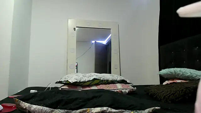 Snapshot of dolcemacca chatting on 01/21/25, 03:59 dolcemacca online show from 01/21/25, 03:59