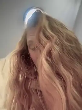 GoldenFlameGoddess online show from 02/28/25, 07:56