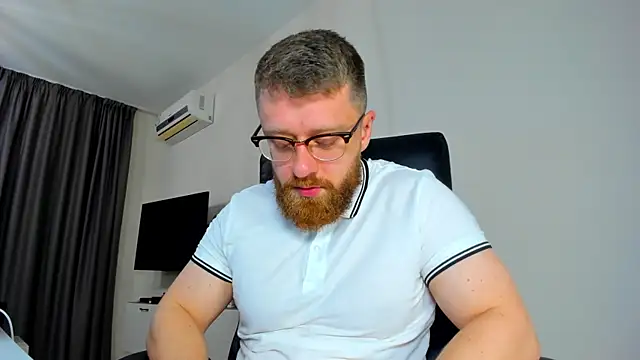Snapshot of Findom_guy chatting on 04/19/26, 11:31 Findom guy online show from 04/19/26, 11:31