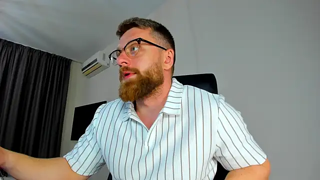Snapshot of Findom_guy chatting on 04/23/26, 03:03 Findom guy online show from 04/23/26, 03:03