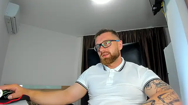 Snapshot of Findom_guy chatting on 06/24/26, 05:23 Findom guy online show from 06/24/26, 05:23