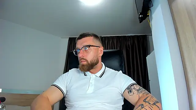 Snapshot of Findom_guy chatting on 07/08/26, 05:17 Findom guy online show from 07/08/26, 05:17