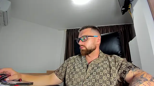 Snapshot of Findom_guy chatting on 07/18/26, 05:39 Findom guy online show from 07/18/26, 05:39