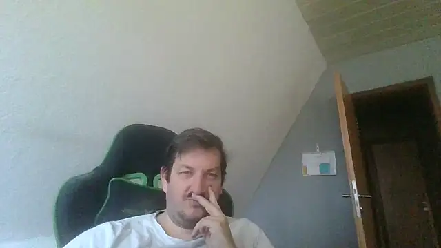 Snapshot of Golffahrer1982 chatting on 10/26/25, 10:10 Golffahrer1982 online show from 10/26/25, 10:10