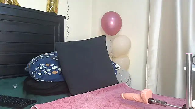 Snapshot of NIKKIE_LOVE chatting on 01/24/25, 03:43 NIKKIE LOVE online show from 01/24/25, 03:43