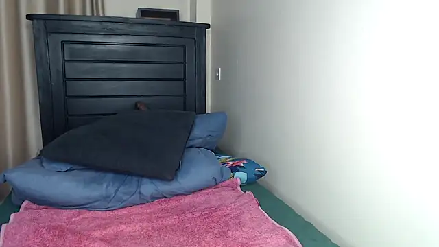 Snapshot of NIKKIE_LOVE chatting on 10/29/25, 03:42 NIKKIE LOVE online show from 10/29/25, 03:42