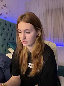  Chlo  e online show from 10/10/25, 09:14