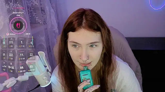  Chlo  e online show from 12/17/25, 03:29