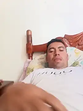 Snapshot of Diego_leon27 chatting on 02/18/25, 03:32 Diego leon27 online show from 02/18/25, 03:32