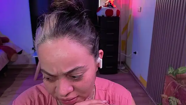 Cuttiealice online show from 11/13/25, 03:55