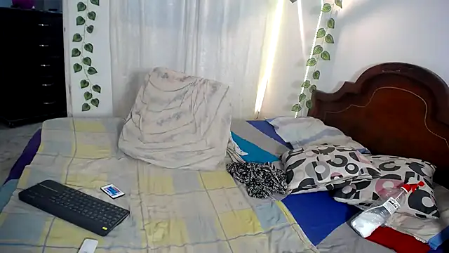 ivonne  hott1 online show from 10/17/25, 05:59