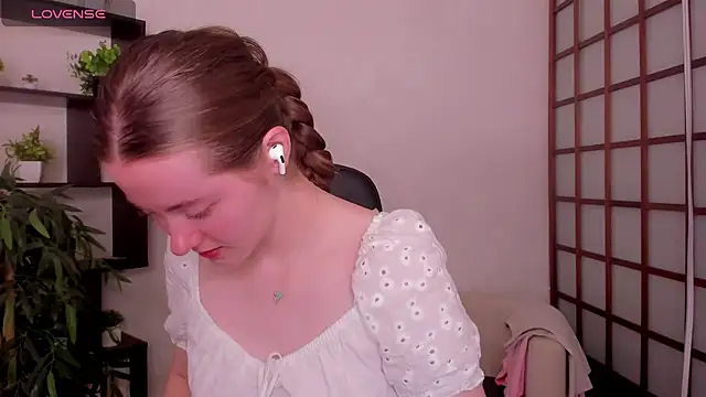 Snapshot of KateCuddle chatting on 07/02/26, 02:44 KateCuddle online show from 07/02/26, 02:44