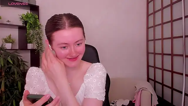 Snapshot of KateCuddle chatting on 07/02/26, 03:23 KateCuddle online show from 07/02/26, 03:23