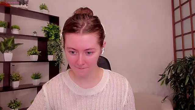 Snapshot of KateCuddle chatting on 08/04/26, 02:04 KateCuddle online show from 08/04/26, 02:04