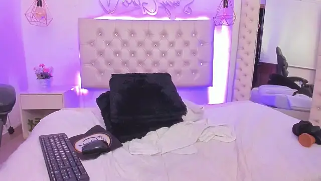 xiomara  cortes online show from 02/28/25, 04:32