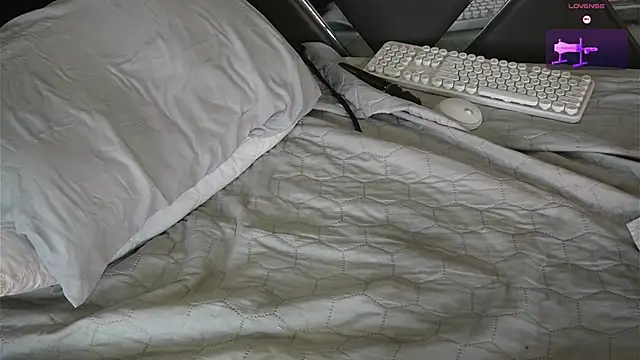 Snapshot of charlotte_01 chatting on 03/13/25, 05:22 charlotte 01 online show from 03/13/25, 05:22