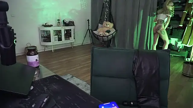 LaraPunkt online show from 02/06/26, 09:01