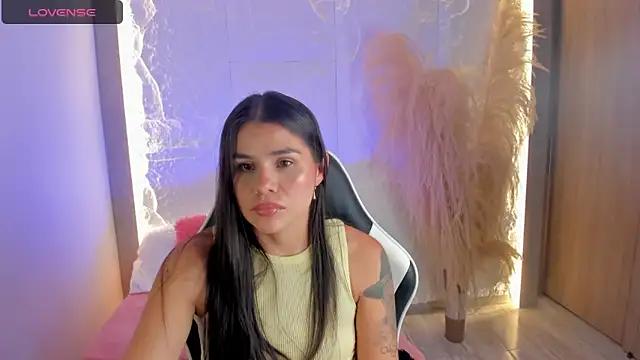 dominique25  online show from 04/13/26, 03:01