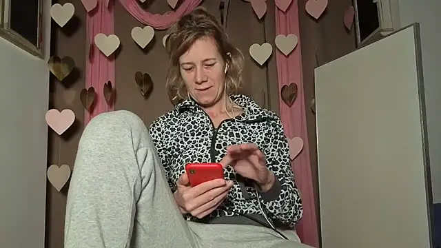 Snapshot of Lola_Belgium chatting on 02/08/26, 06:28 Lola Belgium online show from 02/08/26, 06:28