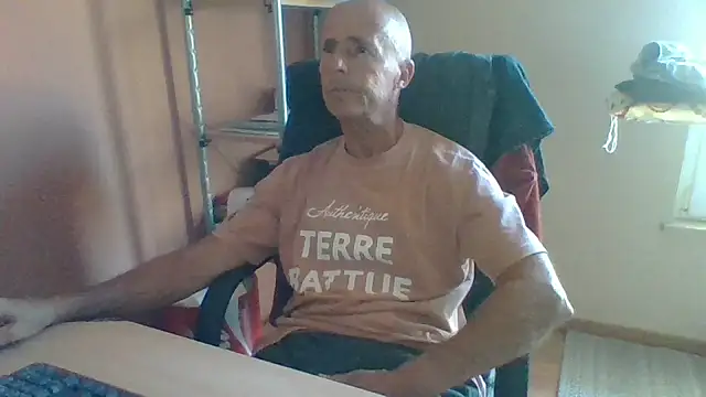 Snapshot of olibrius71 chatting on 10/06/25, 08:23 olibrius71 online show from 10/06/25, 08:23