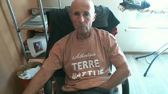 Snapshot of olibrius71 chatting on 10/07/25, 11:40 olibrius71 online show from 10/07/25, 11:40