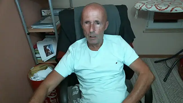 Snapshot of olibrius71 chatting on 10/11/25, 07:45 olibrius71 online show from 10/11/25, 07:45