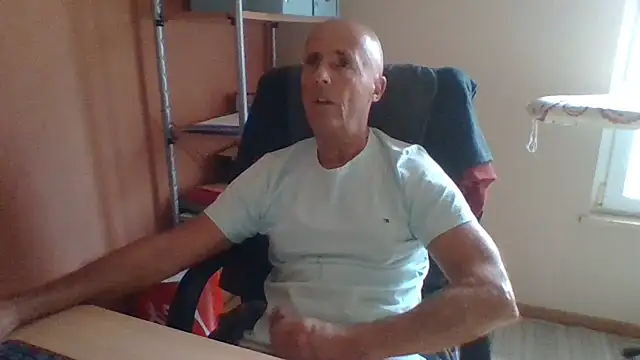 Snapshot of olibrius71 chatting on 10/31/25, 02:18 olibrius71 online show from 10/31/25, 02:18