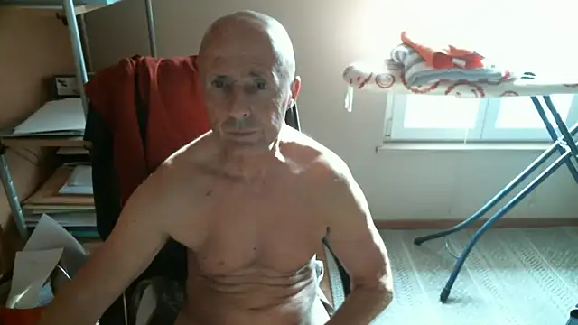 Snapshot of olibrius71 chatting on 03/23/26, 03:38 olibrius71 online show from 03/23/26, 03:38