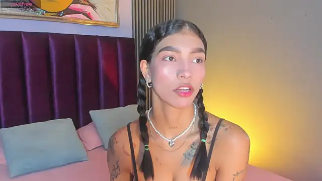 Snapshot of LauraAristizabal chatting on 05/19/26, 11:49 LauraAristizabal online show from 05/19/26, 11:49