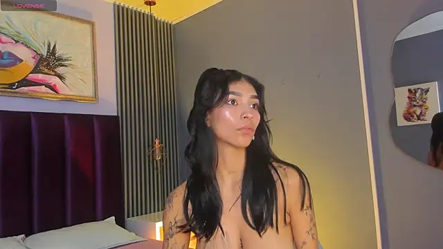 Snapshot of LauraAristizabal chatting on 06/03/26, 02:33 LauraAristizabal online show from 06/03/26, 02:33