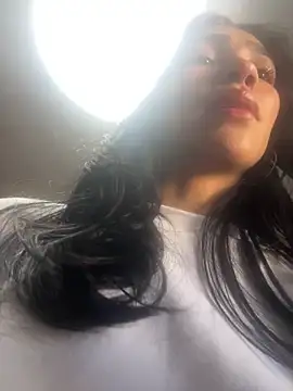 Snapshot of LauraAristizabal chatting on 06/04/26, 12:00 LauraAristizabal online show from 06/04/26, 12:00