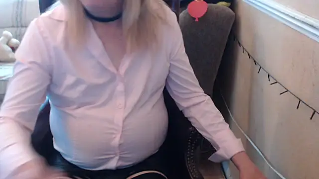 Snapshot of cuminmyknickers chatting on 04/11/26, 03:16 cuminmyknickers online show from 04/11/26, 03:16