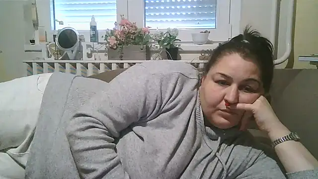 Snapshot of Mileva88 chatting on 12/28/24, 02:10 Mileva88 online show from 12/28/24, 02:10