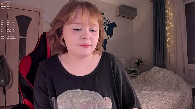 Snapshot of LisaLaas chatting on 12/07/24, 02:35 LisaLaas online show from 12/07/24, 02:35