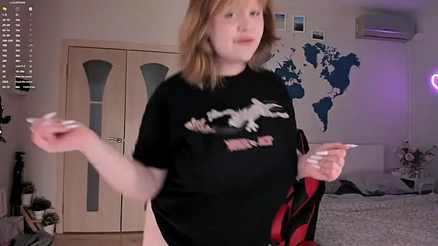 Snapshot of LisaLaas chatting on 12/21/24, 03:31 LisaLaas online show from 12/21/24, 03:31