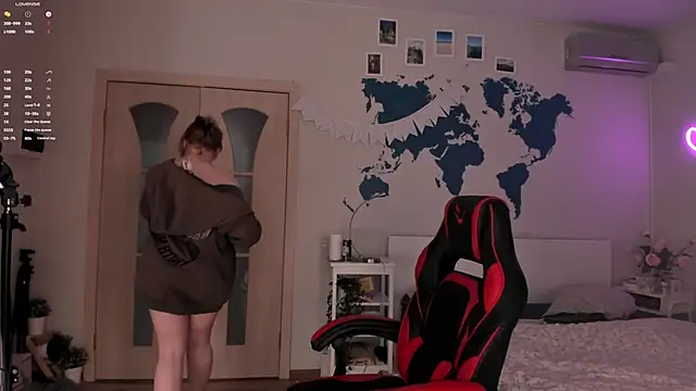 Snapshot of LisaLaas chatting on 12/22/24, 06:26 LisaLaas online show from 12/22/24, 06:26