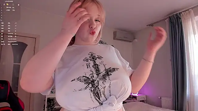 Snapshot of LisaLaas chatting on 03/21/25, 01:45 LisaLaas online show from 03/21/25, 01:45