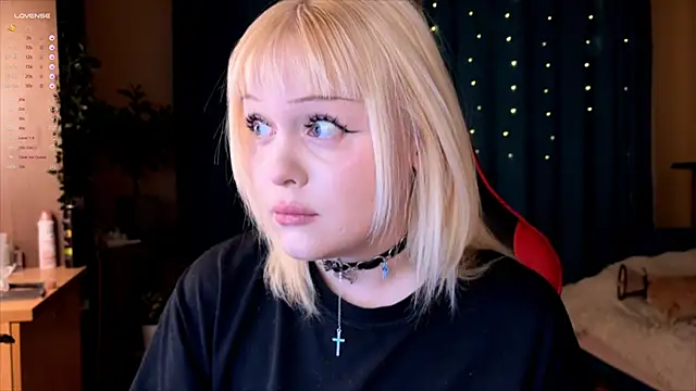 Snapshot of LisaLaas chatting on 10/02/25, 04:14 LisaLaas online show from 10/02/25, 04:14