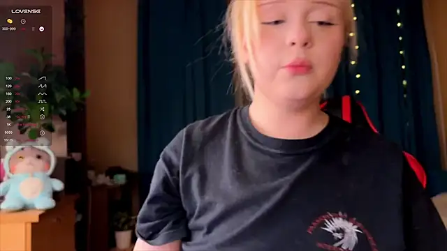 Snapshot of LisaLaas chatting on 10/03/25, 07:00 LisaLaas online show from 10/03/25, 07:00